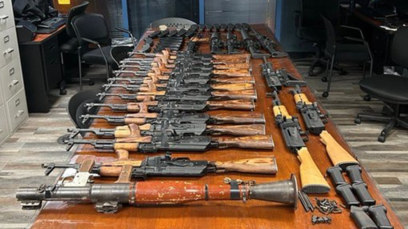 Detienen en garita de Nogales a mujer con arsenal oculto en vehículo