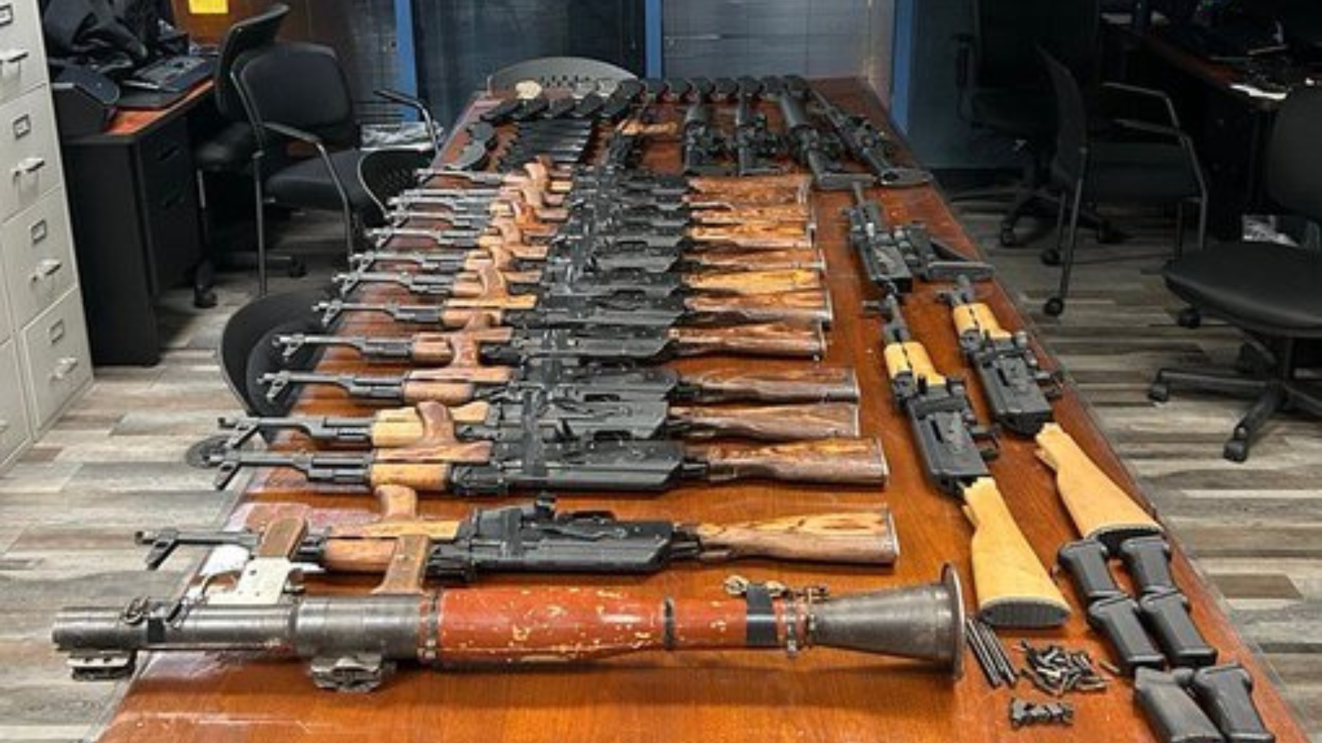 Detienen en garita de Nogales a mujer con arsenal oculto en vehículo
