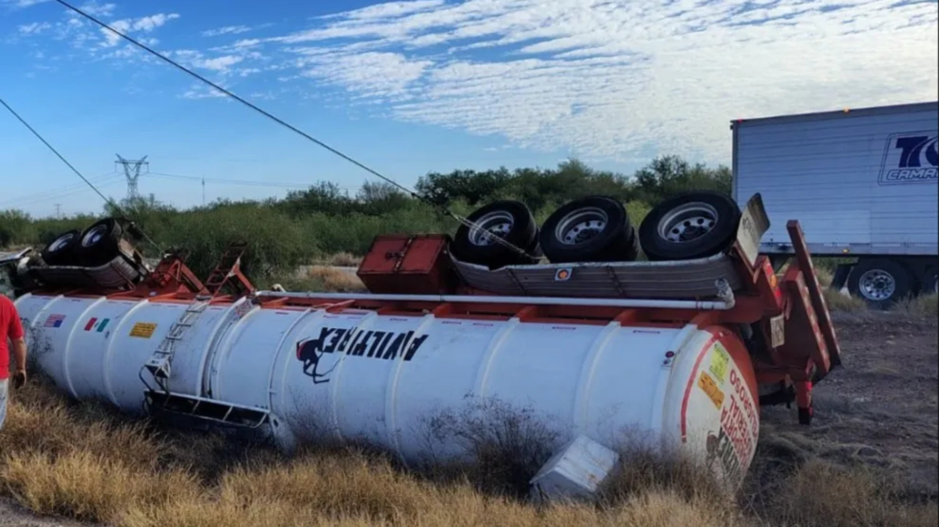 Se registra volcadura de pipa con combustible en Navojoa