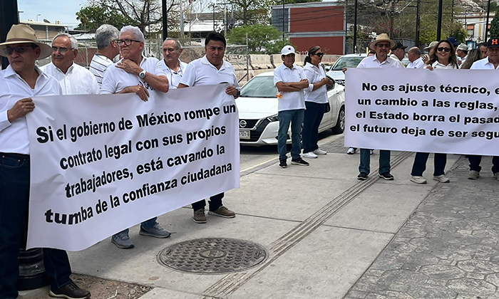 Jubilados de la CFE se manifiestan en Hermosillo por reforma que establece tope a pensiones