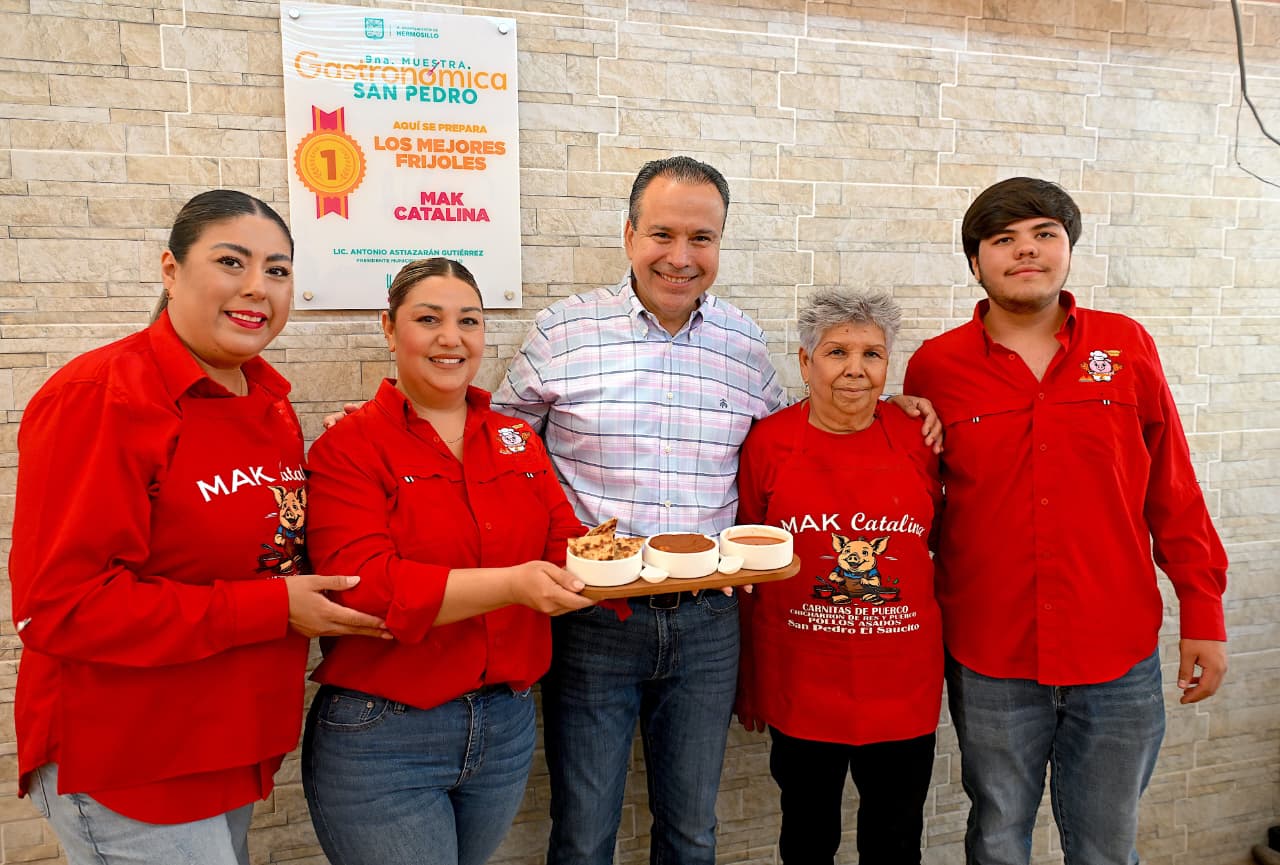 Toño Astiazarán entrega reconocimientos a ganadores de muestra gastronómica en San Pedro